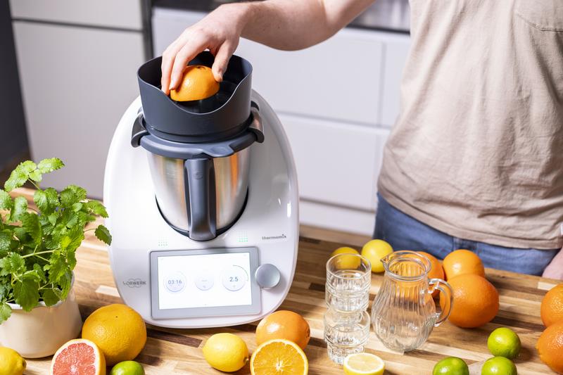 Orange wird im WunderJuicer® ausgepresst.