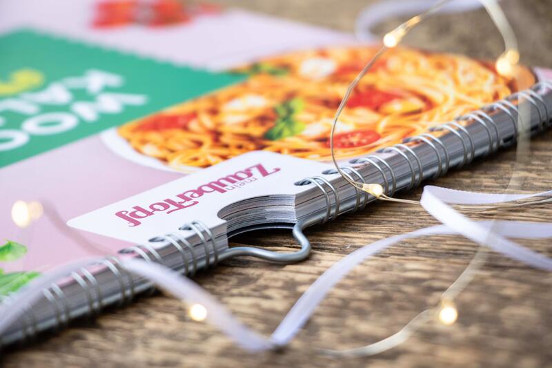 Der Kalender ist aus festem Papier und besitzt eine hochwertigen Ringbindung