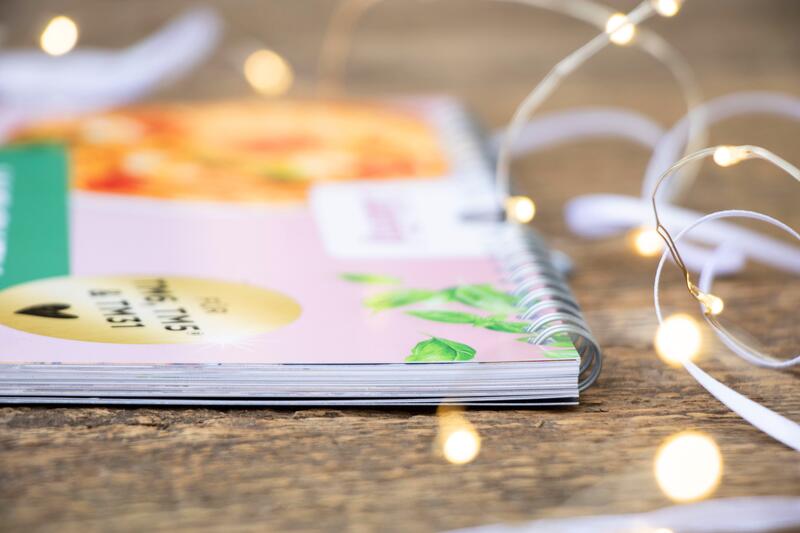 Der Kalender ist auf hochwertigem Papier gedruckt, auf diesem Bild im Profil zu sehen