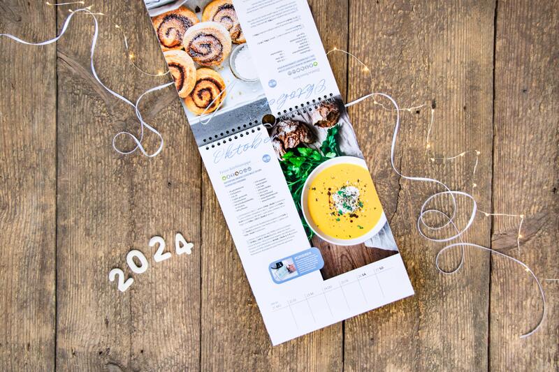 Der Wochenkalender 2024 zeigt auf jeder Seite ein saisonal passendes Thermomix®-Rezept