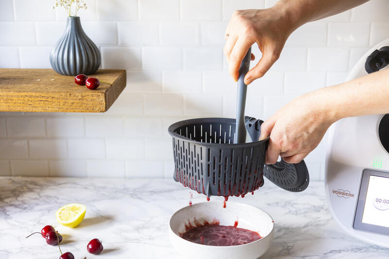 Kirschen entsteinen mit dem Thermomix® – Masse durch das Garkörbchen streichen