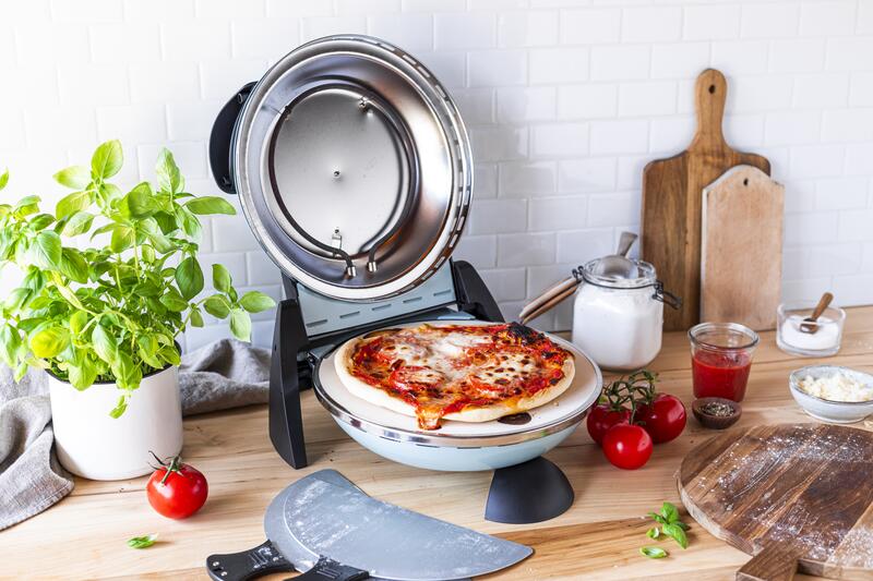 Offener G3Ferrari Pizzaofen mit fertiger Pizza