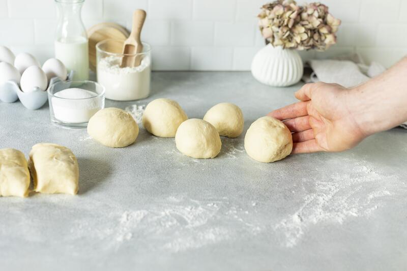 Dampfnudeln werden gerollt