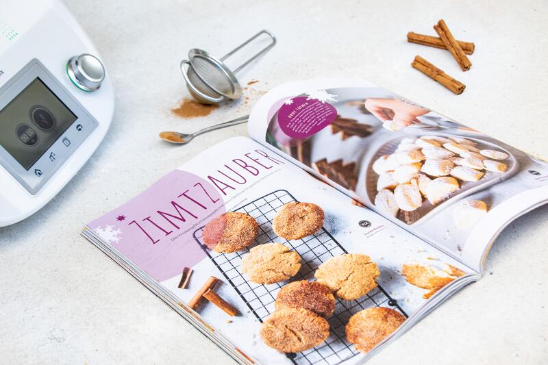 Das mein ZauberTopf Weihnachts-Spezial liegt aufgeschlagen neben einem Thermomix®