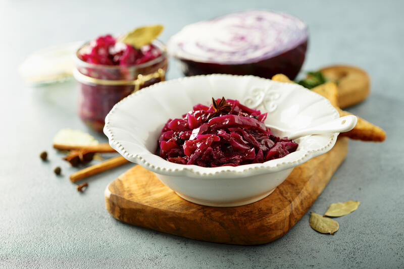 Rotkohl in einem Teller auf einem Holzbrett