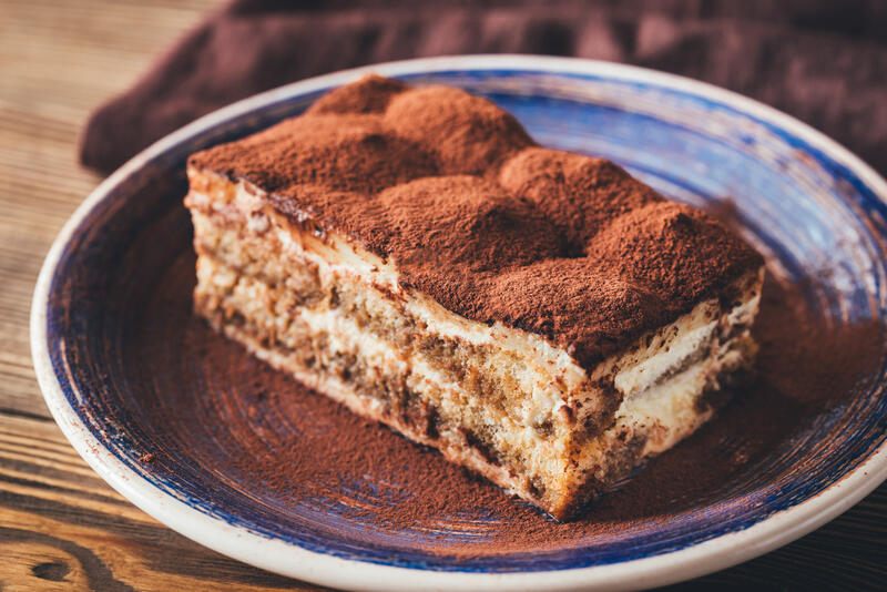 Ein Stück Tiramisu auf einem Teller.