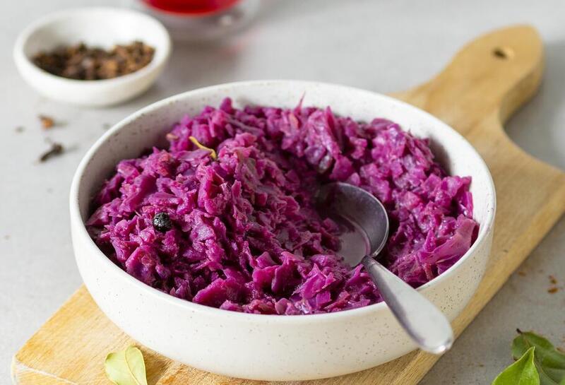 Rotkohl in einer Schale mit angelegtem Löffel