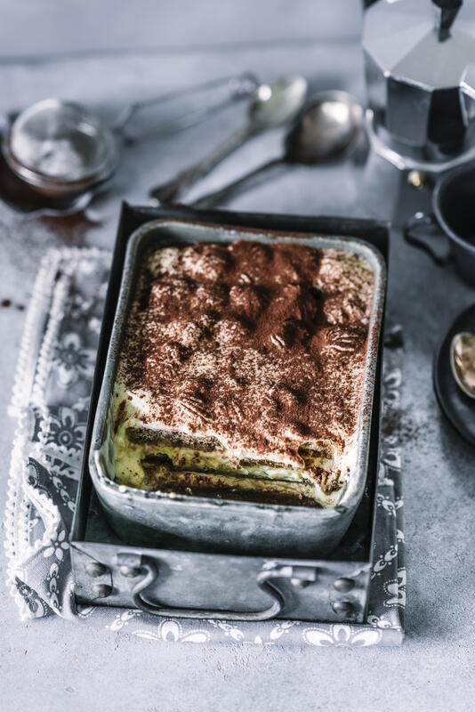 Tiramisu angeschnitten in einer eckigen Form