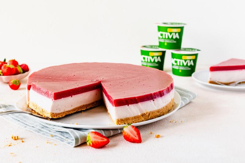 Joghurt-Torte ohne Backen mit roter Erdbeerglasur