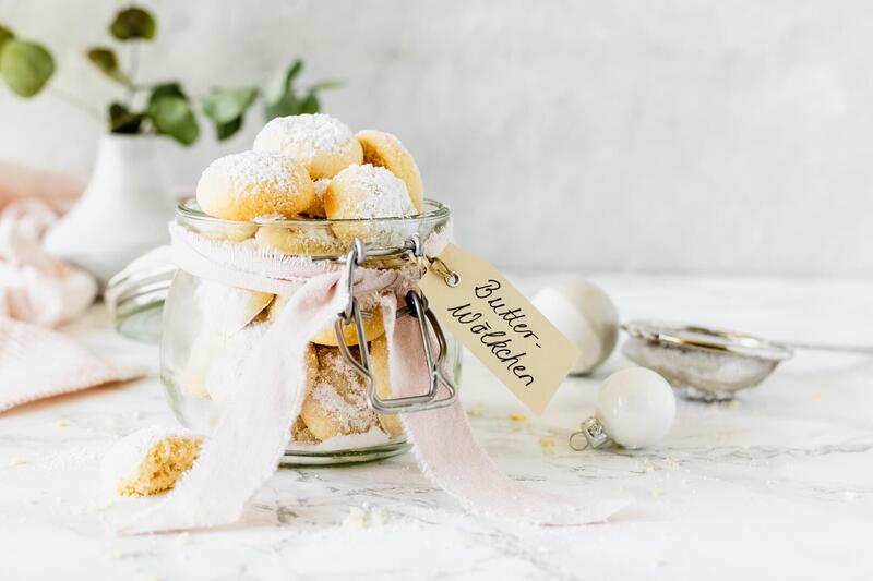 Butterwölkchen als Trendplätzchen in einem Glas mit Etikett.