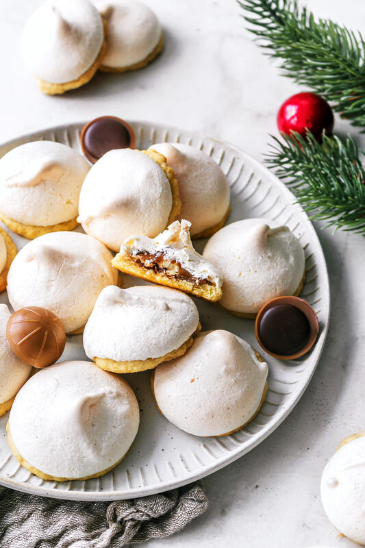 Toffifee-Plätzchen als Trendplätzchen auf einem Teller