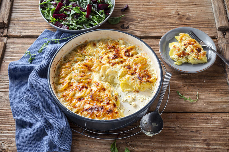Kartoffelgratin in einer Auflaufform mit Salat