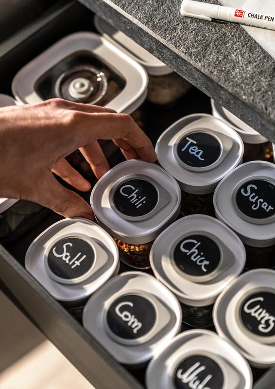 Geöffnete Schublade mit vielen beschrifteten Boxen