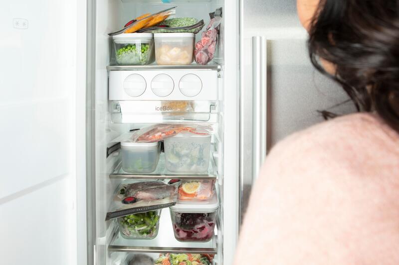 Blick in den Gefrierschrank, wo Lebensmittel in den FRESH & SAVE Boxen von ZWILLING lagern.