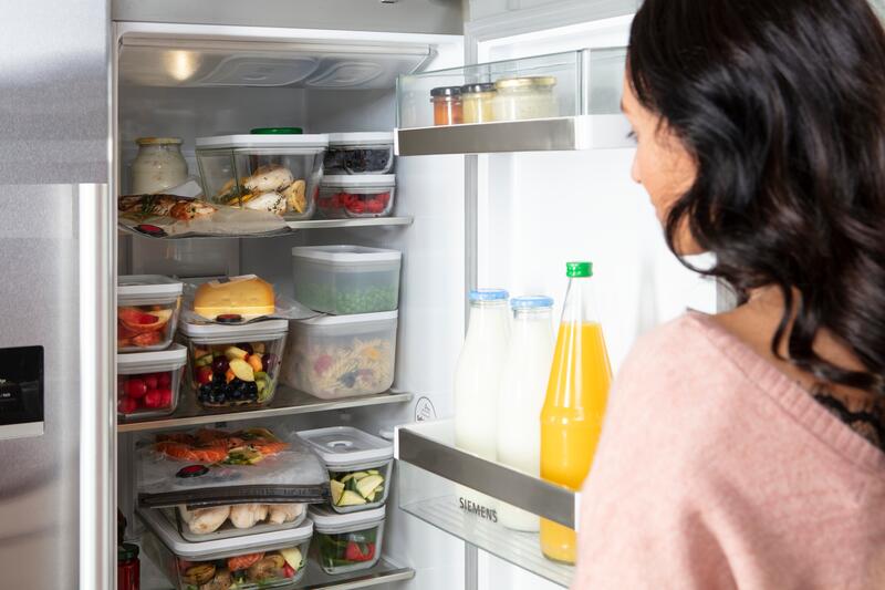 Blick in den Kühlschrank mit Lebensmitteln in den ZWILLING FRESH & SAVE Boxen