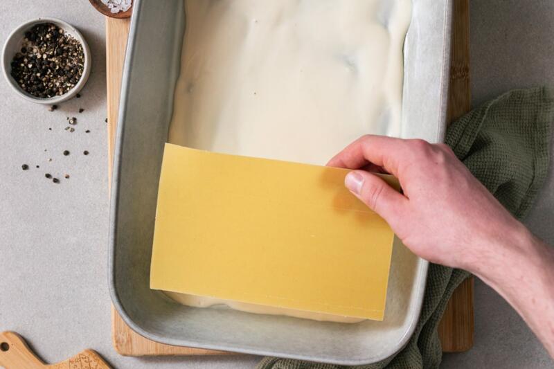Lasagneplatten werden in eine Auflaufform gegeben