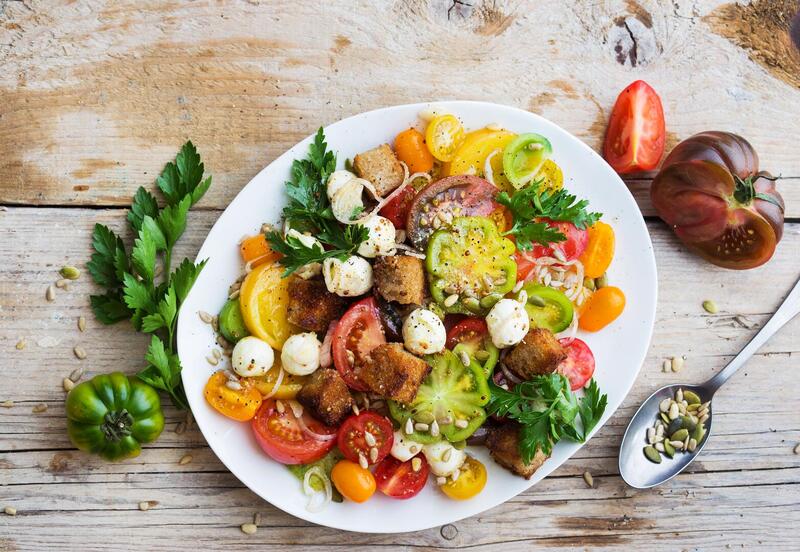 Tomatensalat mit Brotwürfel von oben fotografiert