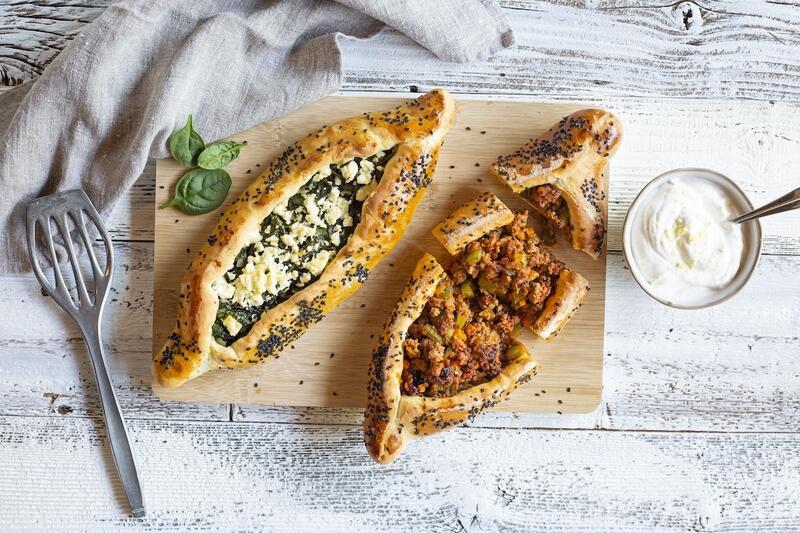 Pide mit Schafskäse-Feta und Hackfleisch