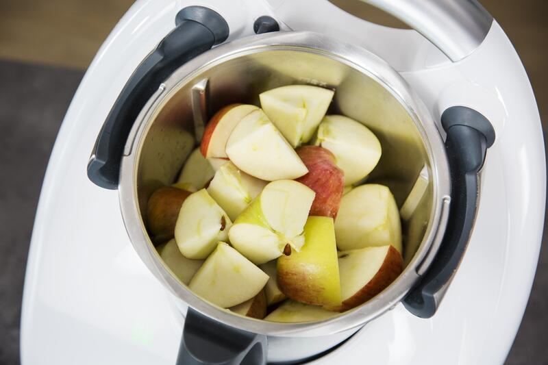 Äpfel im Mixtopf des Thermomix®