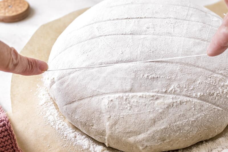 Brotlaib mit einem Faden einritzen
