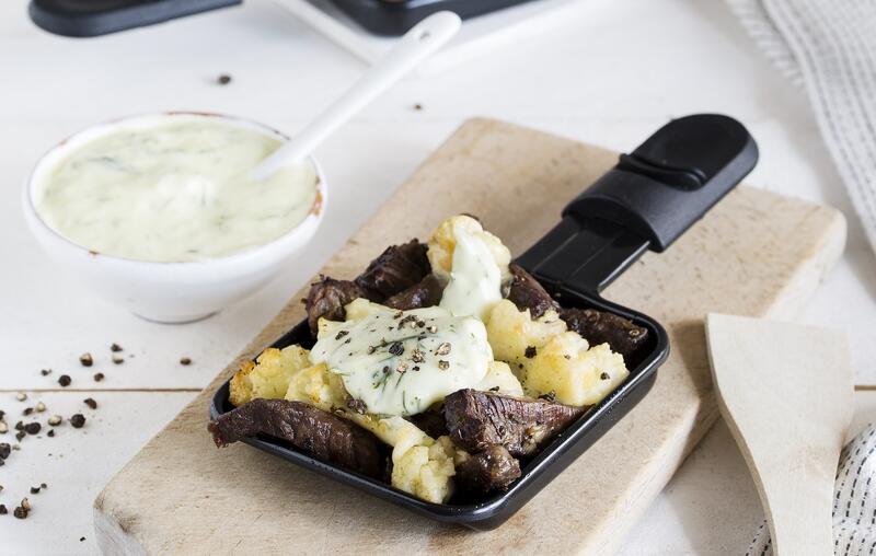 Raclette-Pfännchen mit Rindfleisch und Käse