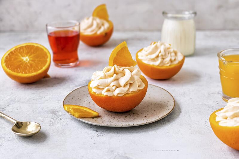 Aperol Orangen Eis in einer halben Orangenschale
