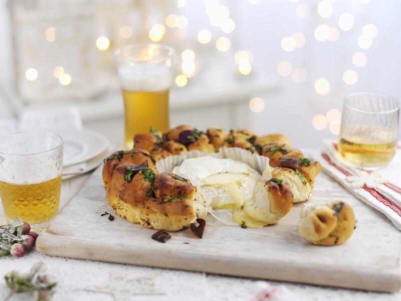 Rundes Brot mit geschmolzenem Käse