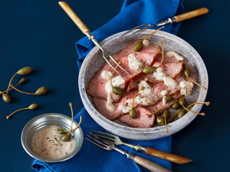 Roastbeef mit Vitello Tonnato in einer Schale aus Steingut mit Kapern belegt