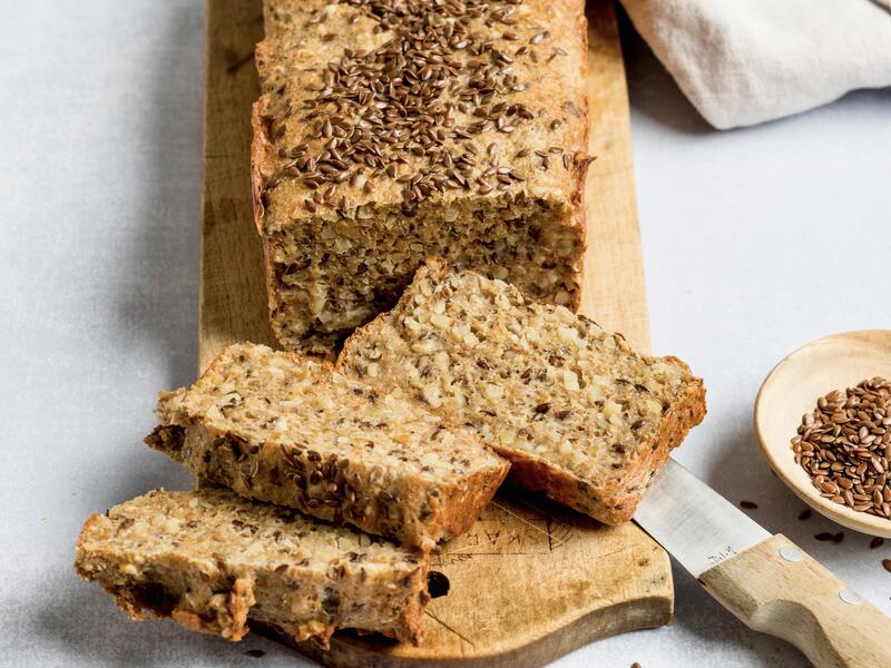 Dunkles Kastenbrot mit Leinsamen bestreut, angeschnitten