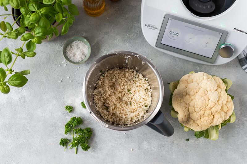 Blumenkohl-Reis im Mixtopf des Thermomix®, von oben fotografiert