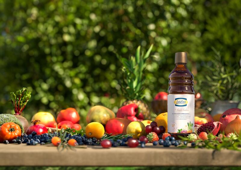 Obst auf einer Holzplatte, daneben steht eine Flasche LaVita