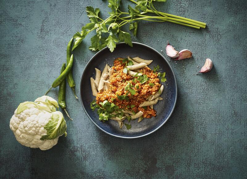 Penne mit Blumenkohl-Bolognese von oben fotografiert
