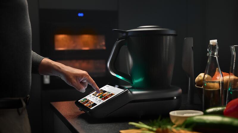 Eine Person bedient das Display des Thermomix® TM7