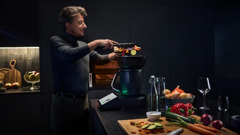 Jemand gibt Gemüse in den Varoma® des Thermomix® TM7