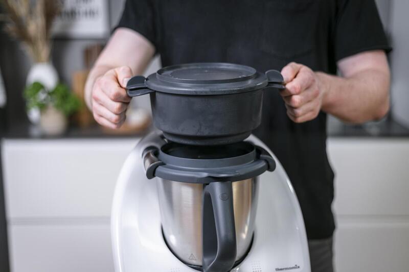 Der SteamCover neutralisiert Dampf und Gerüche beim Kochen mit dem Thermomix®