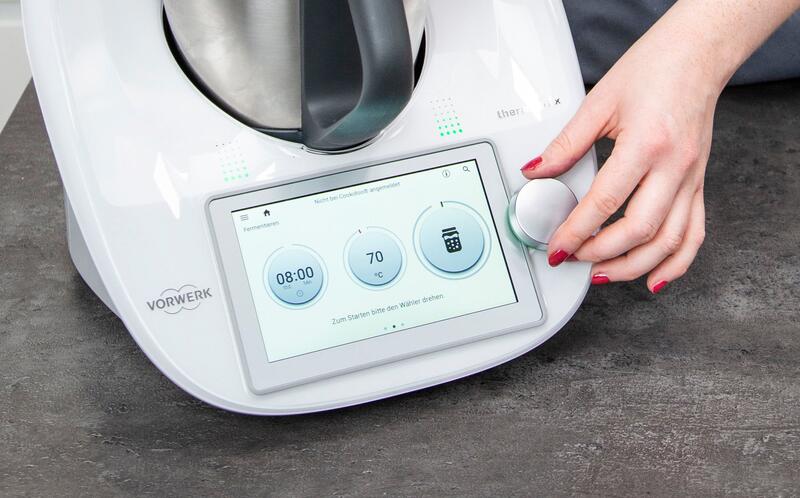 Eine Hand dreht den Regler des Thermomix® auf dem Display wird das Programm zum Fermentieren angezeigt