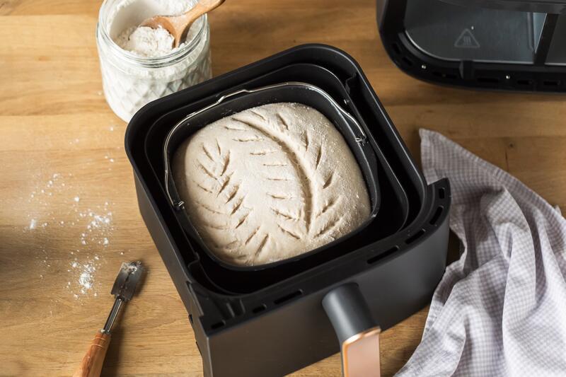 Brotlaib vor dem Backen im Garkorb des Airfryers