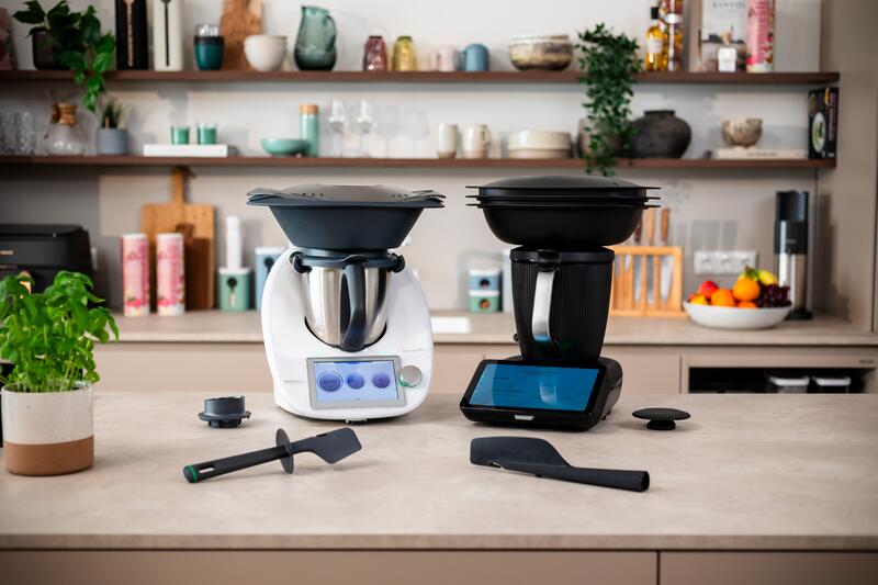 Der Thermomix® TM6 und TM7 auf einer Arbeitsplatte nebeneinander