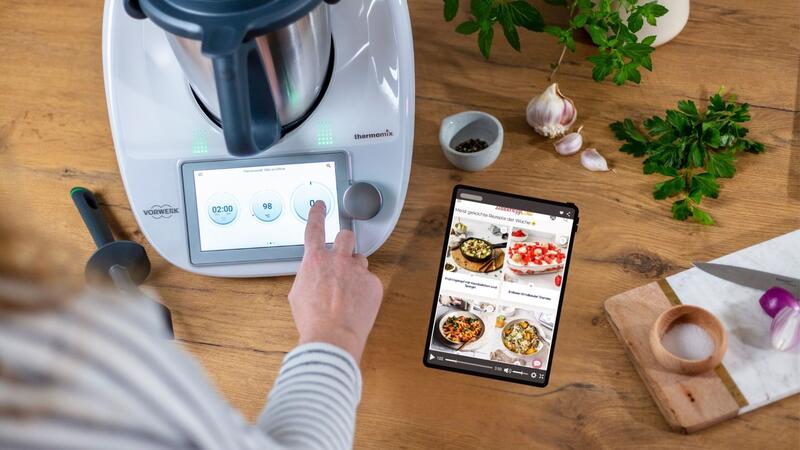 Der Thermomix® von oben fotografiert, daneben liegt ein Tablet, das Rezepte aus dem ZauberTopf-Club zeigt