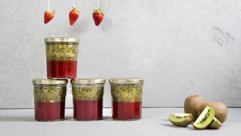 Vier Gläser Marmelade, jeweils unten rot und oben grün