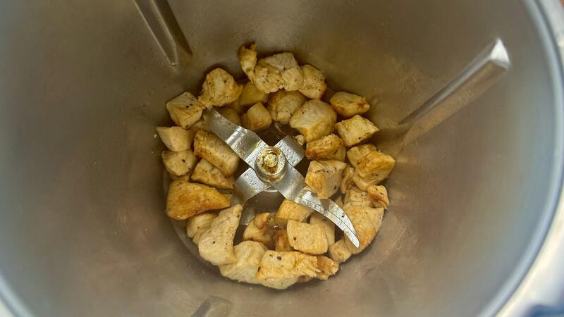 Angebratenes Fleisch im Mixtopf des Thermomix® TM7