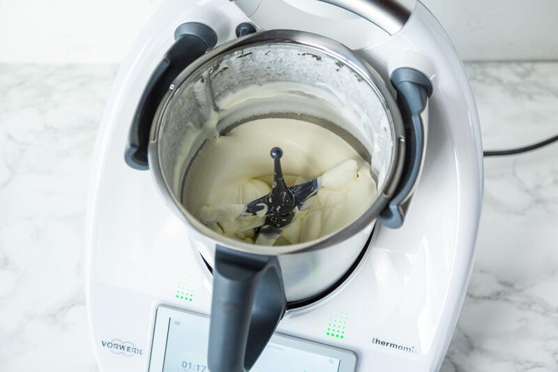 Sahne schlagen im Thermomix® – Blick in den Mixtopf