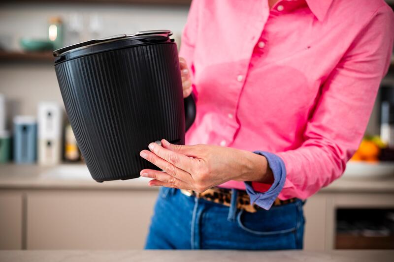 Eine Frau hält den Mixtopf des Thermomix® TM7 in die Kamera