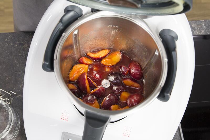 Zwetschgen im Mixtopf des Thermomix®