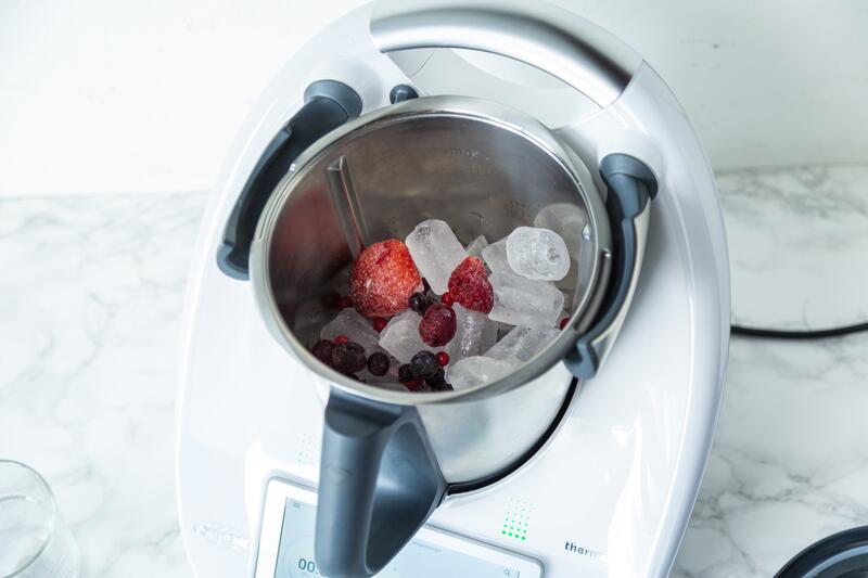Eiswürfel und Früchte im Thermomix®