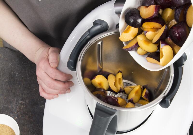 Pflaumen im Mixtopf des Thermomix®