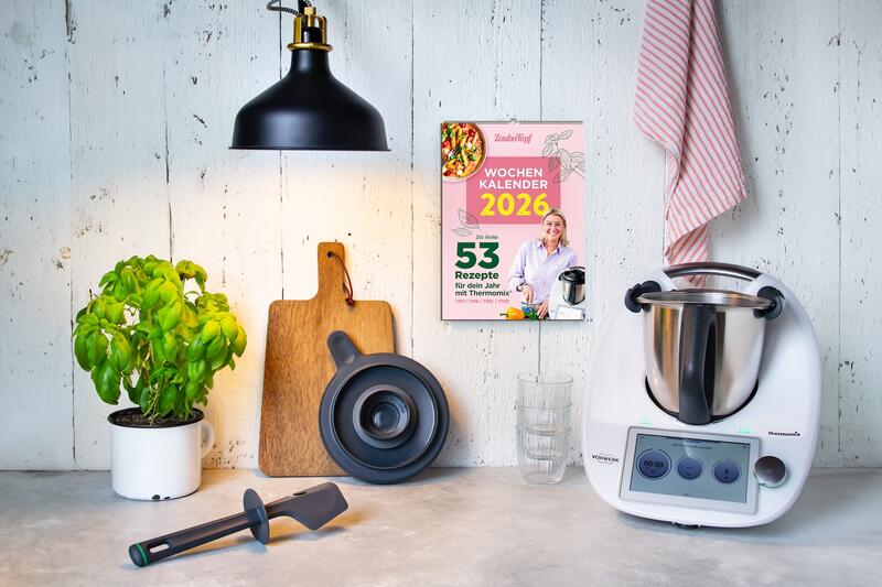 Küche mit Thermomix®, an der Wand hängt der ZauberTopf Kalender 2026