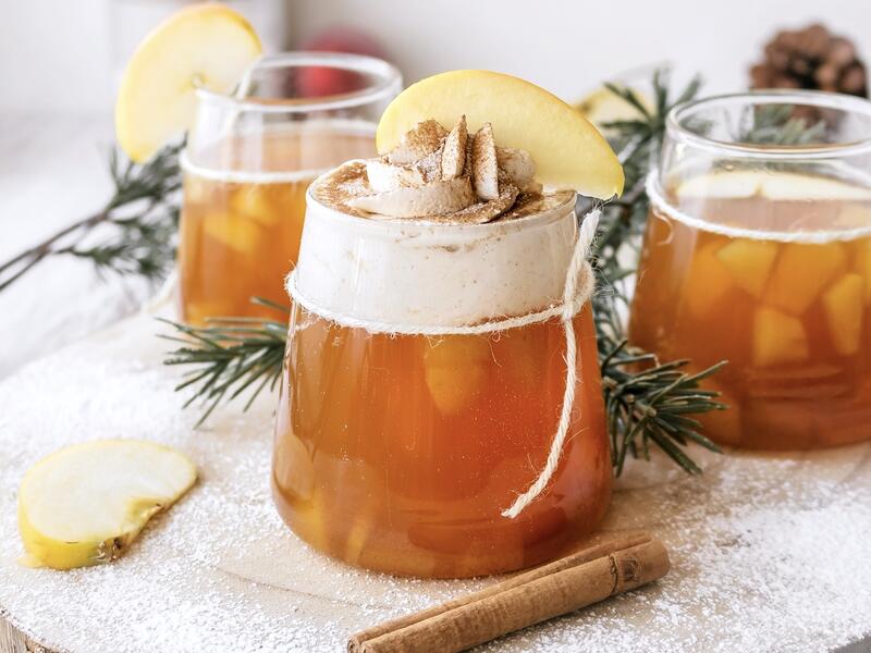 Apfelpunsch mit Zimtsahne in Gläsern