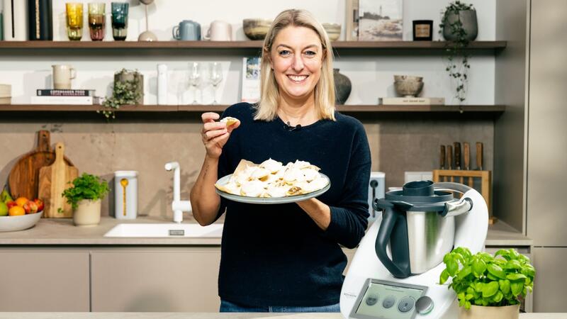 Dési von ZauberTopf mit einem Teller voller Toffifee-Plätzchen