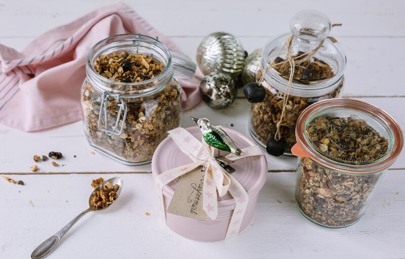 Mehrere Gläser mit Granola gefüllt